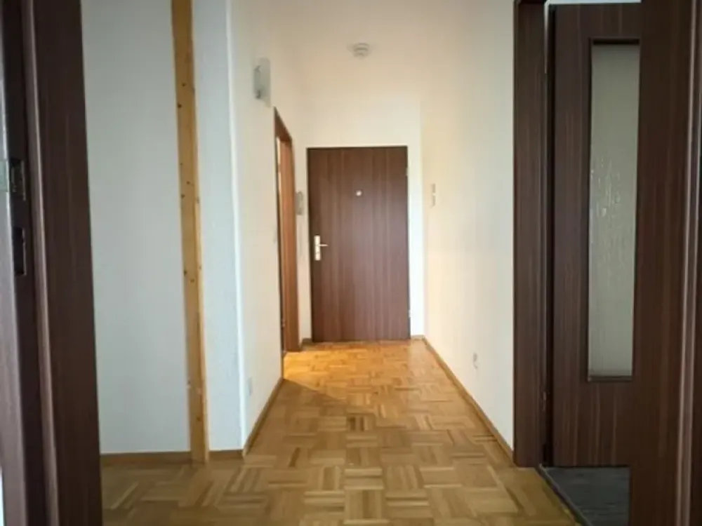 Gut geschnittene 2-Zimmer-Wohnung mit Balkon, Einbauküche und Stellplatz in Offenbach-Bieber