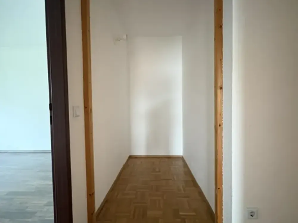 Gut geschnittene 2-Zimmer-Wohnung mit Balkon, Einbauküche und Stellplatz in Offenbach-Bieber
