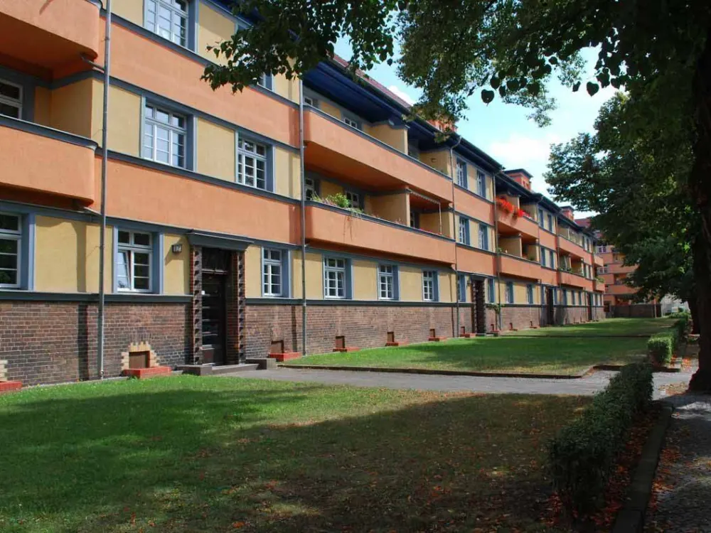 Freshly Renovated 3-Room Apartment with Large Balcony and Directly by the Park