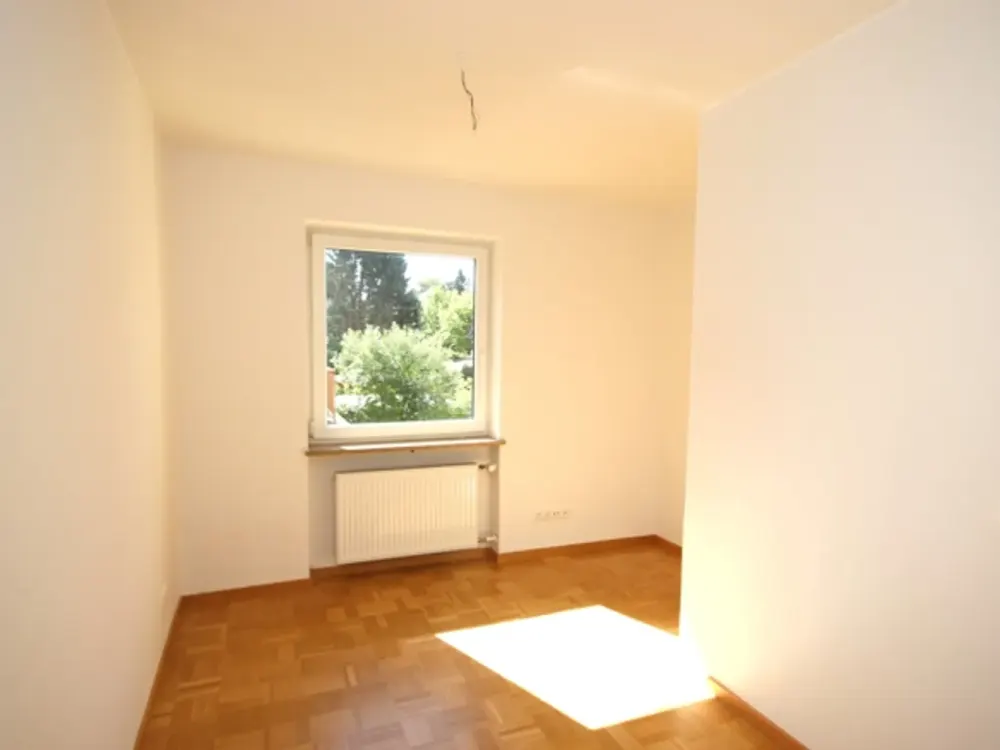 4,5-Zimmerwohnung mit Balkon im Herzen von Grünwald