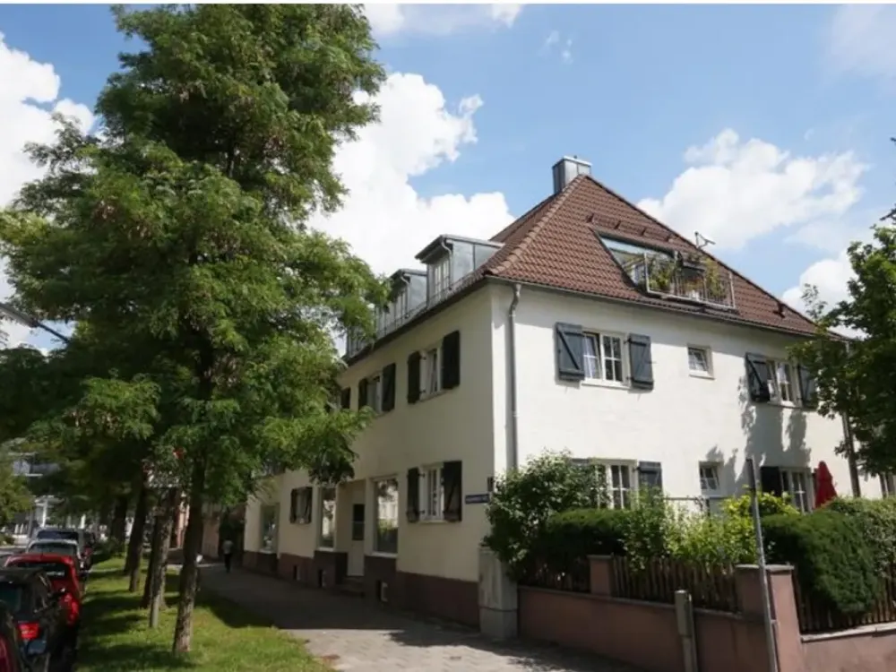 Traumhafte 3-Zimmerwohnung mit Wintergarten und großer Terrasse (Altbau 1932)