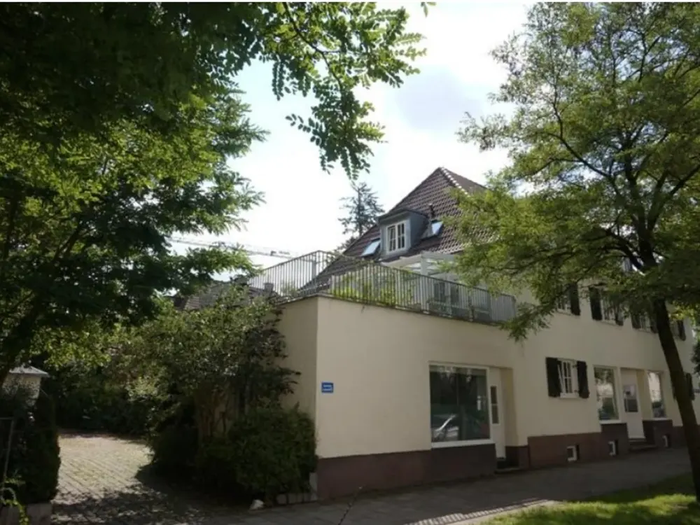 Traumhafte 3-Zimmerwohnung mit Wintergarten und großer Terrasse (Altbau 1932)
