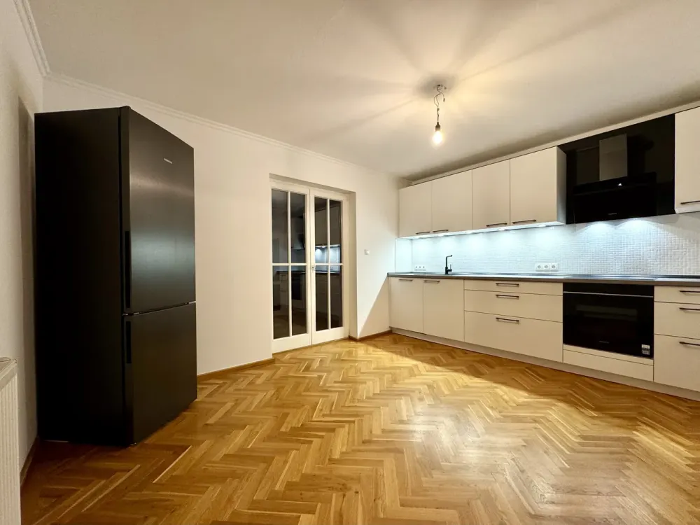 Traumhafte 3-Zimmerwohnung mit Wintergarten und großer Terrasse (Altbau 1932)