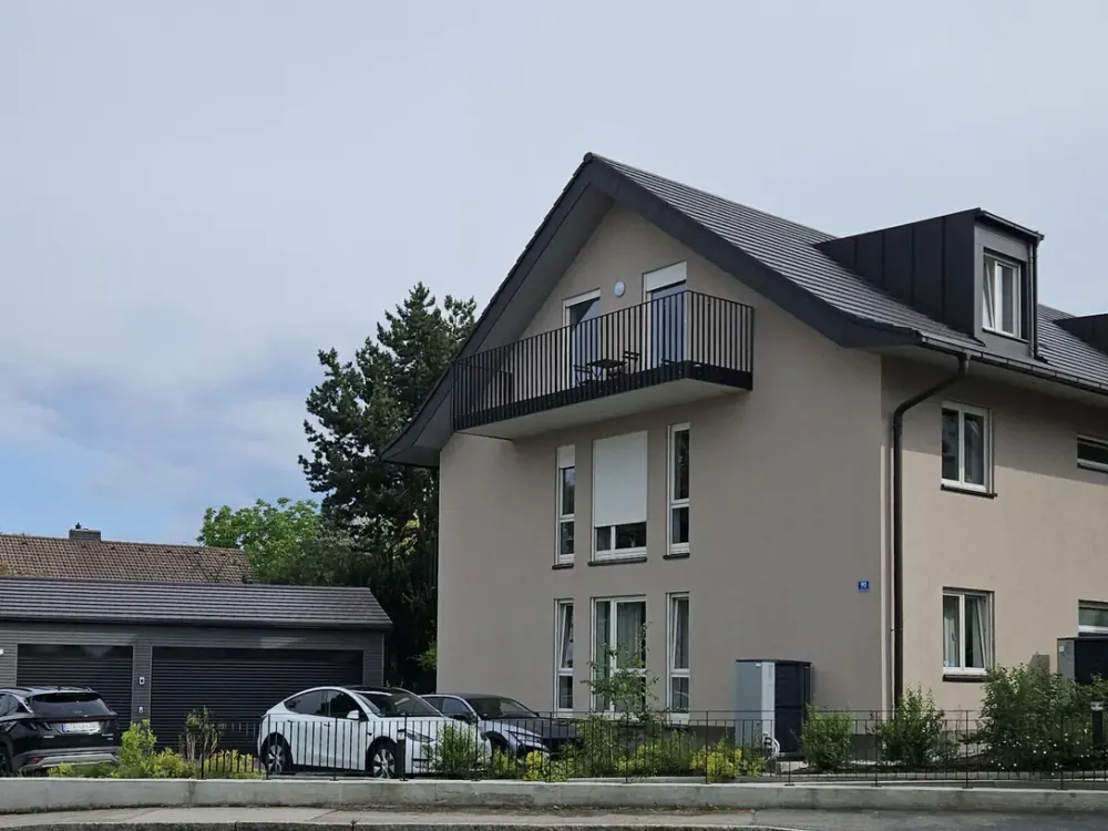 Between Hightech and 5 Lakes: Tasteful 5-Room Attic Apartment in Weßling Suitable for Shared Flats