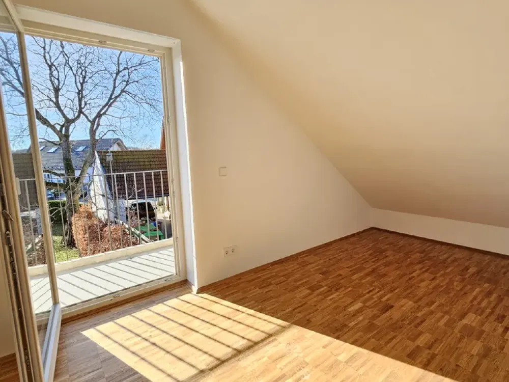 Between Hightech and 5 Lakes: Tasteful 5-Room Attic Apartment in Weßling Suitable for Shared Flats