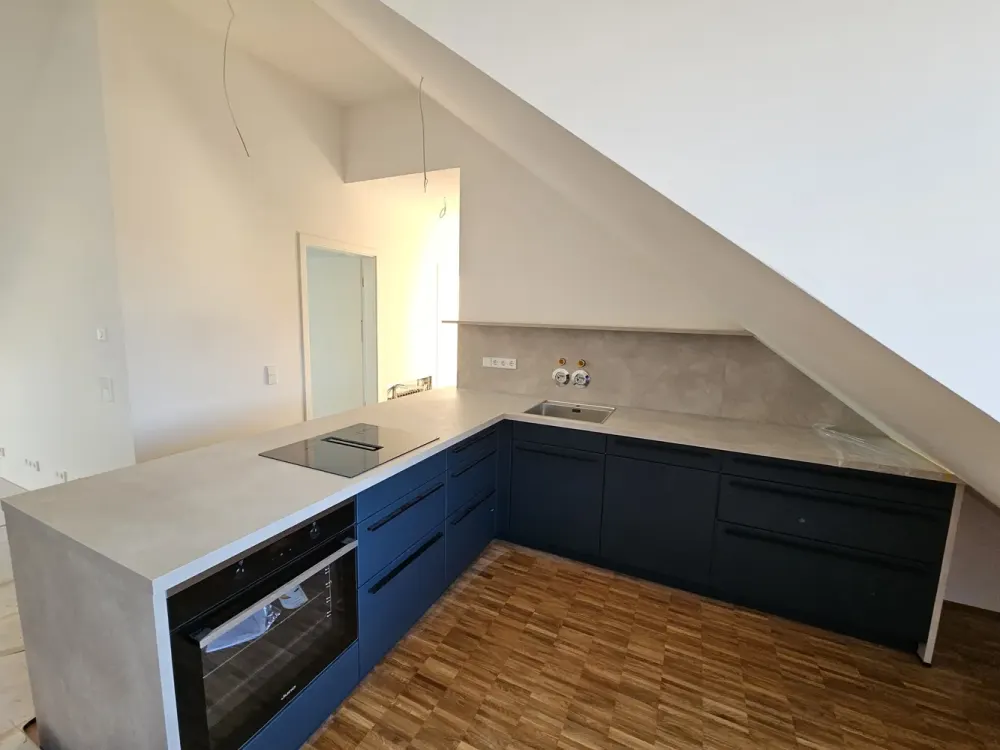 Between Hightech and 5 Lakes: Tasteful 5-Room Attic Apartment in Weßling Suitable for Shared Flats