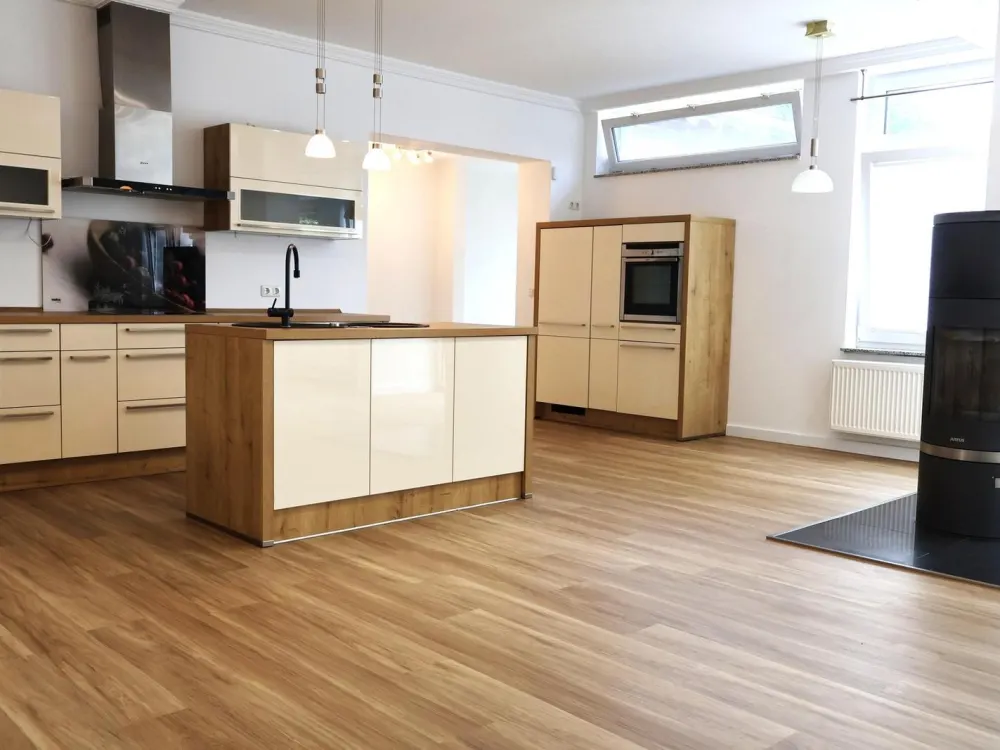 Moderne 105 m² Einliegerwohnung mit Kamin, Einbauküche & Terrasse in Winsen (Luhe)