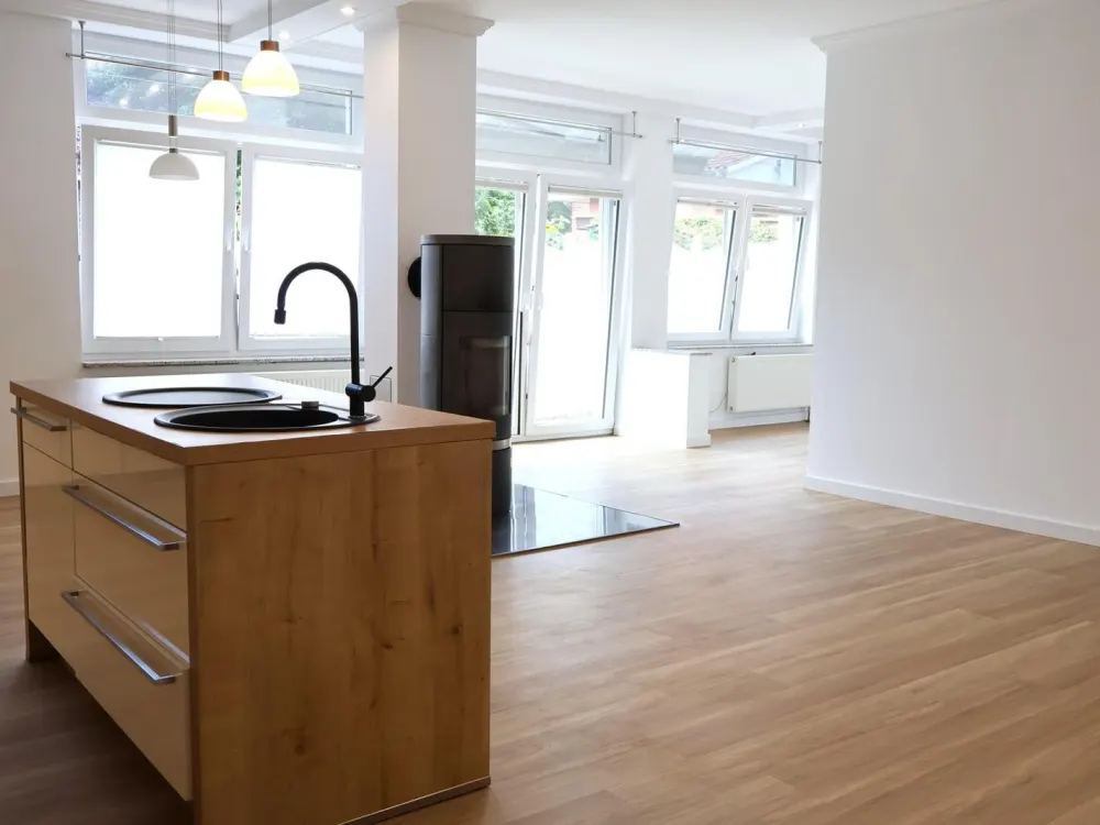 Moderne 105 m² Einliegerwohnung mit Kamin, Einbauküche & Terrasse in Winsen (Luhe)