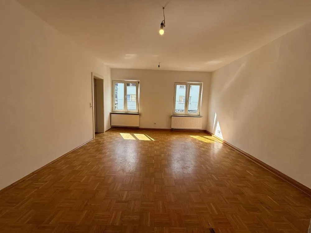 Helle 4,5-Zimmer-Wohnung mit Parkett und Küche auf 89 m² im 1. Stock in Frankfurt