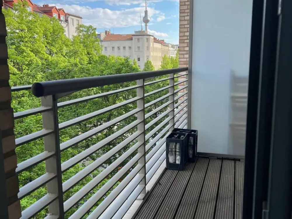 PREMIUM MODERN LIVING AM WASSERTURM: Sun-Drench 2-Room Flat with with TV Tower views (Nachmieter)