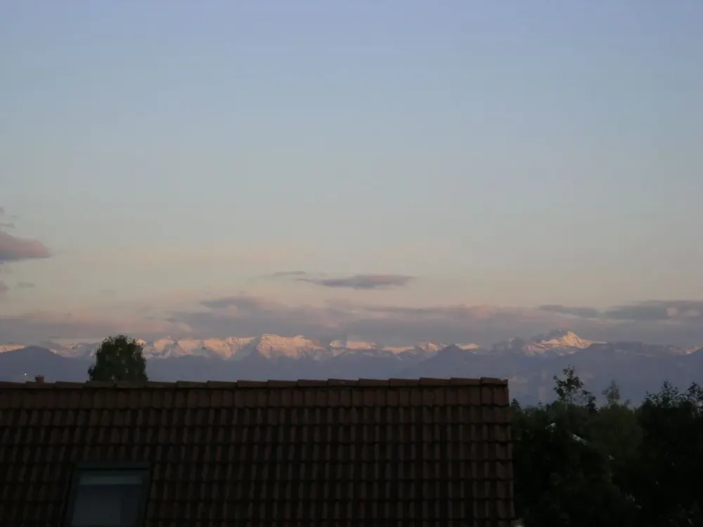 Beautiful 2.5-Room Attic Apartment with Fitted Kitchen, Spacious Bathroom and Partial Mountain View