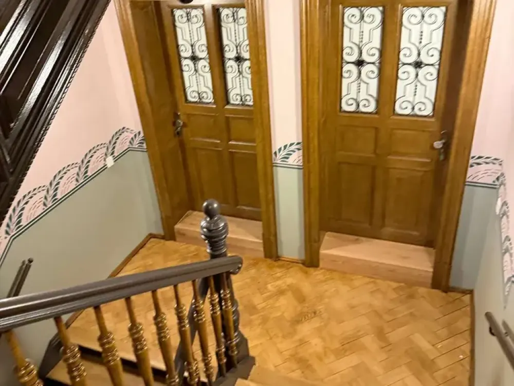 ***EXKLUSIVE 2,5 RAUMWOHNUNG-PARKETT-HOCHWERTIGE EINBAUKÜCHE-BALKON-WÄRMEPUMPE-STELLPLATZ***
