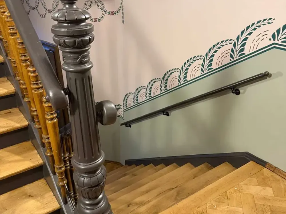 ***EXKLUSIVE 2,5 RAUMWOHNUNG-PARKETT-HOCHWERTIGE EINBAUKÜCHE-BALKON-WÄRMEPUMPE-STELLPLATZ***