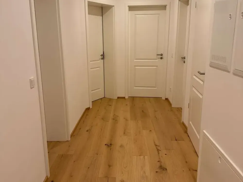 ***EXKLUSIVE 2,5 RAUMWOHNUNG-PARKETT-HOCHWERTIGE EINBAUKÜCHE-BALKON-WÄRMEPUMPE-STELLPLATZ***