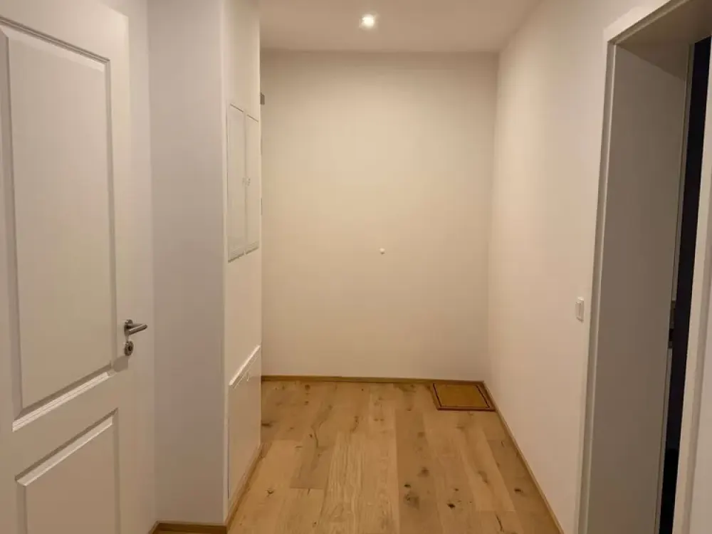 ***EXKLUSIVE 2,5 RAUMWOHNUNG-PARKETT-HOCHWERTIGE EINBAUKÜCHE-BALKON-WÄRMEPUMPE-STELLPLATZ***