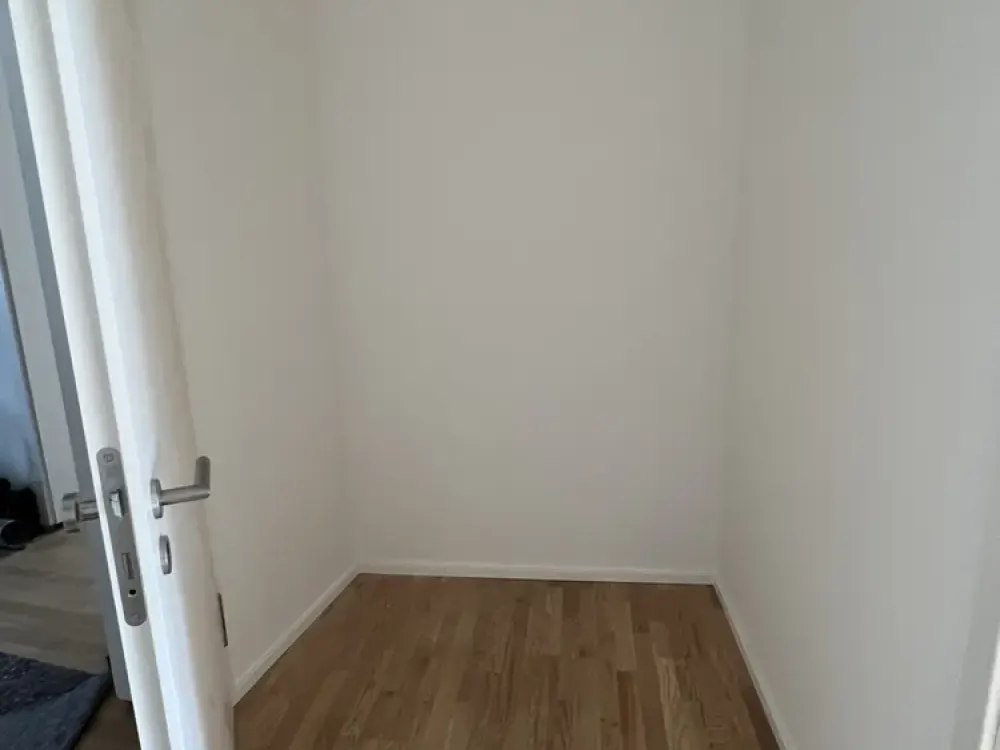 WG geeignete, moderne 3-Zi. Wohnung mit Wohnküche und großem Balkon - Stilaltbau