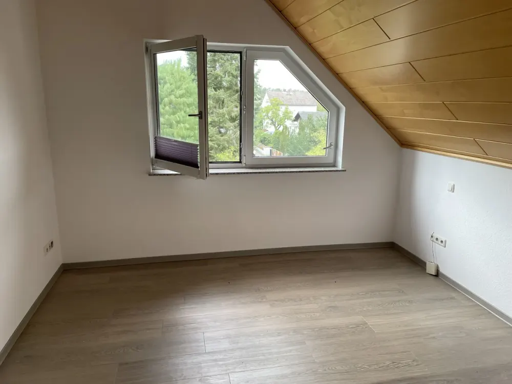 Hochwertige DG-Wohnung( max. 3 Personen) in Dietzenbach-Steinberg