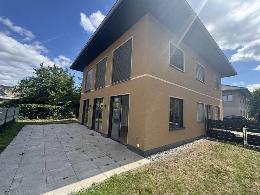 Traumhafte 4 Raumwohnung mit großem Garten in einer Villa