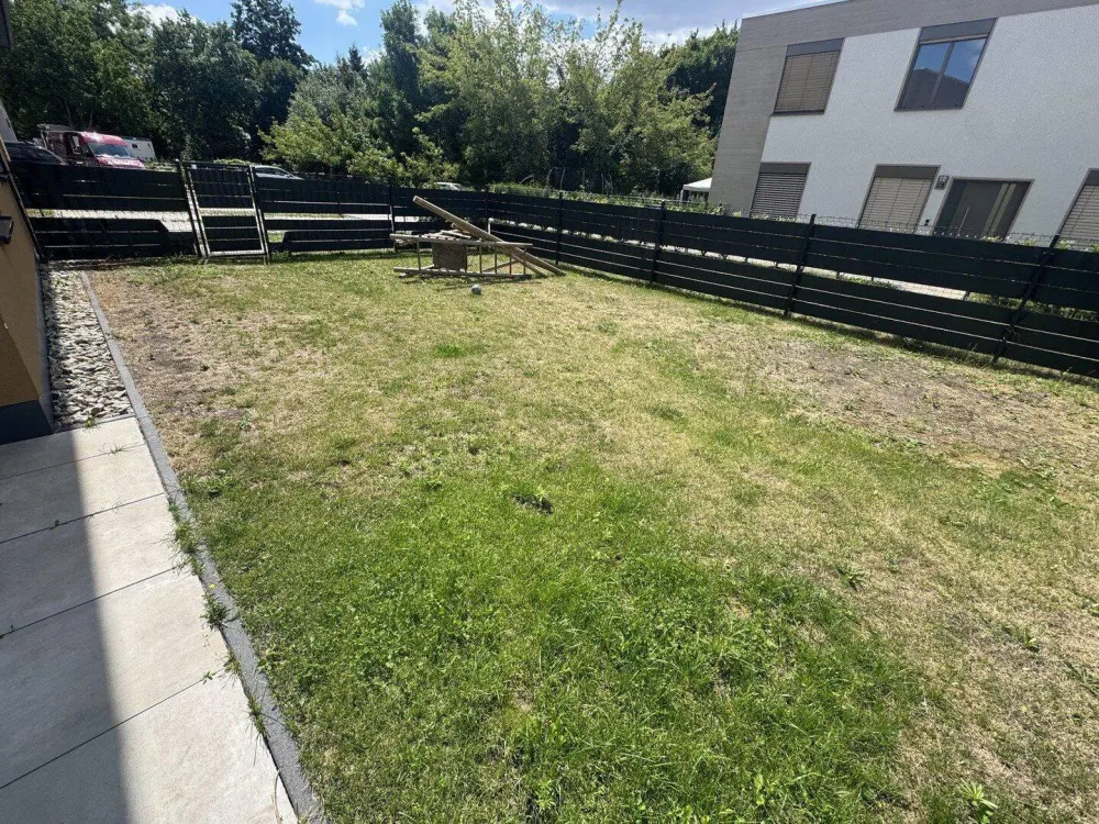 Traumhafte 4 Raumwohnung mit großem Garten in einer Villa