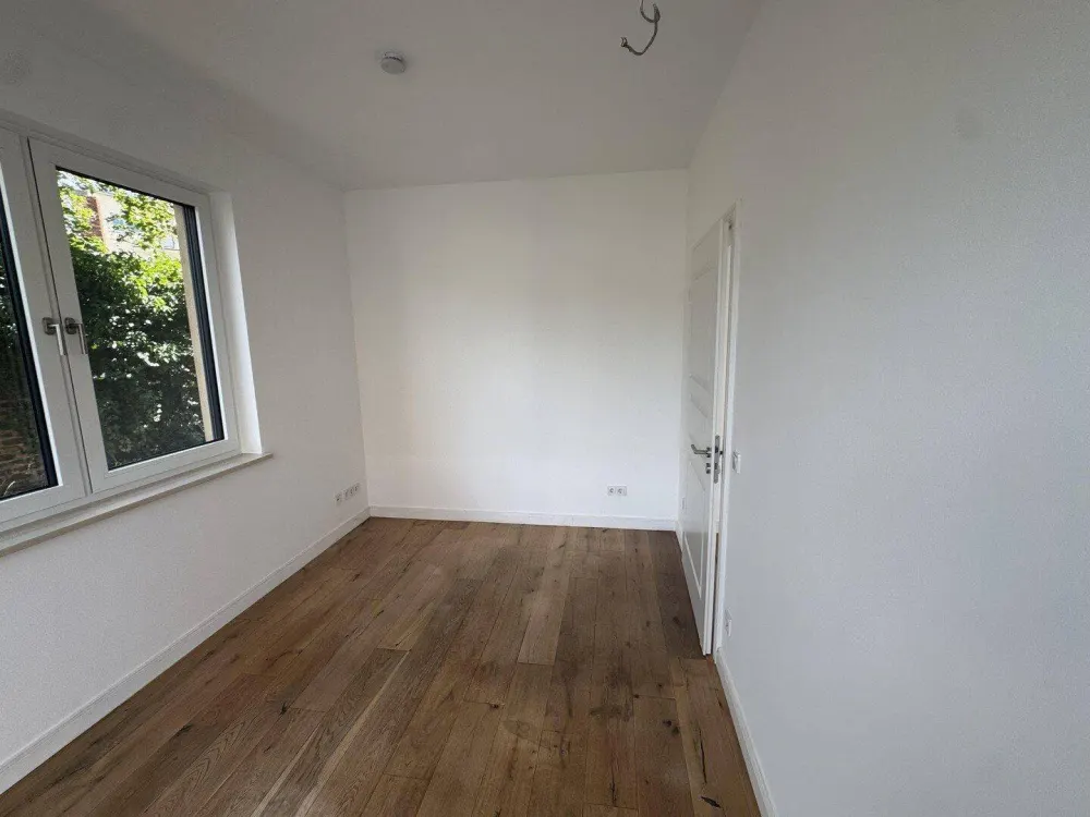 Traumhafte 4 Raumwohnung mit großem Garten in einer Villa