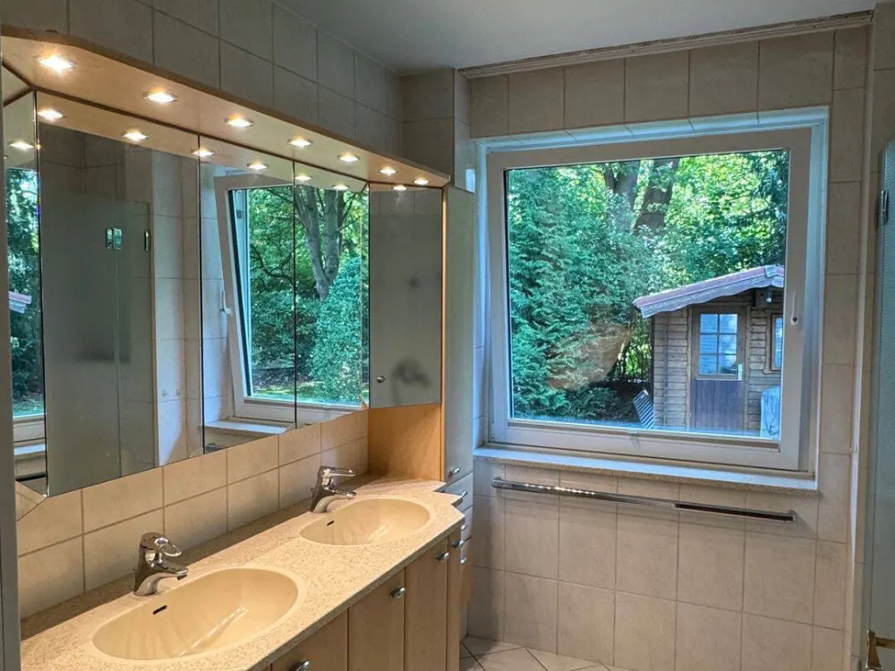 Frisch renovierte Einliegerwohnung mit ca. 92 m² Gesamtfläche, 2 Bädern & neuer Einbauküche