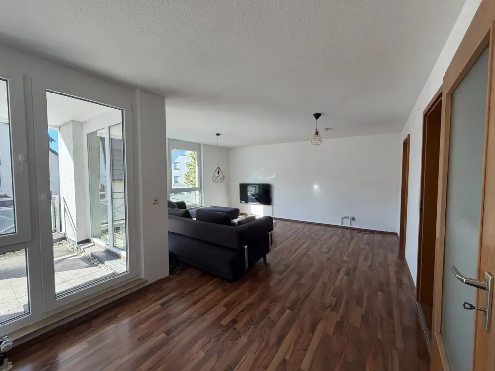 Gepflegte 2,5 Zimmer, möblierte Wohnung neue Küche, neue Fenster