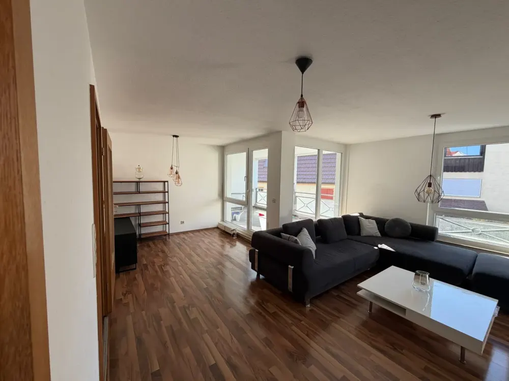 Gepflegte 2,5 Zimmer, möblierte Wohnung neue Küche, neue Fenster
