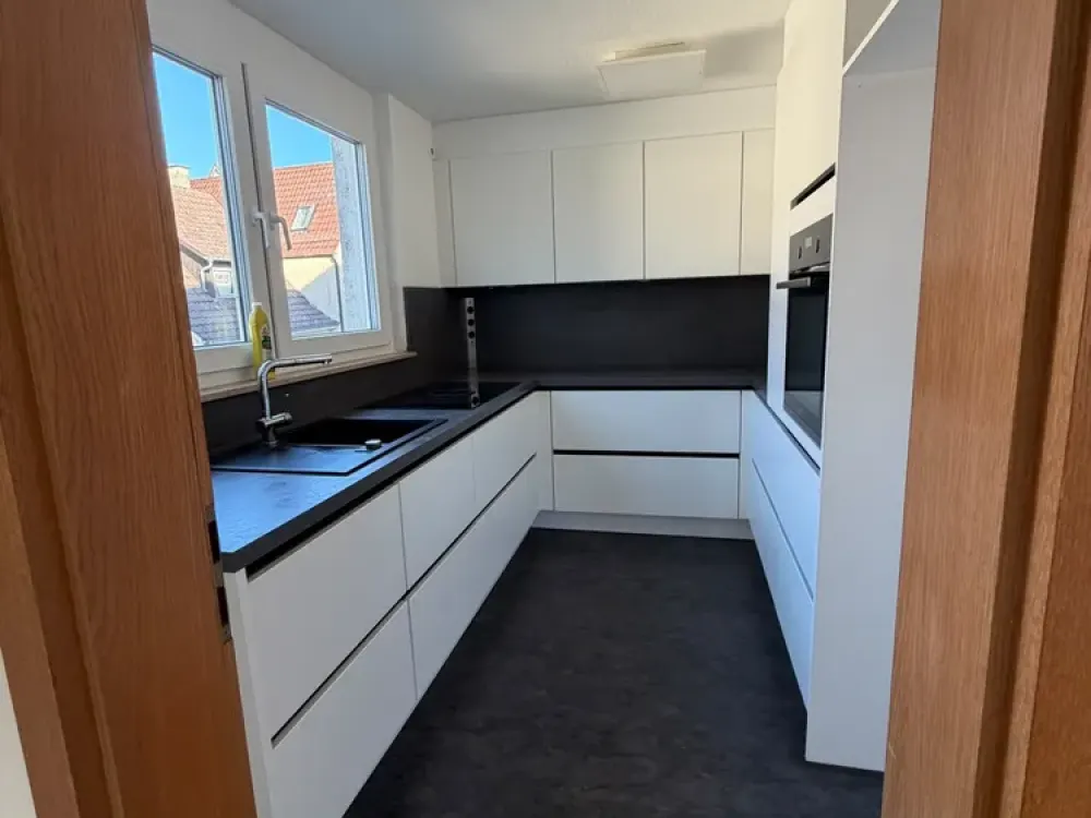 Gepflegte 2,5 Zimmer, möblierte Wohnung neue Küche, neue Fenster