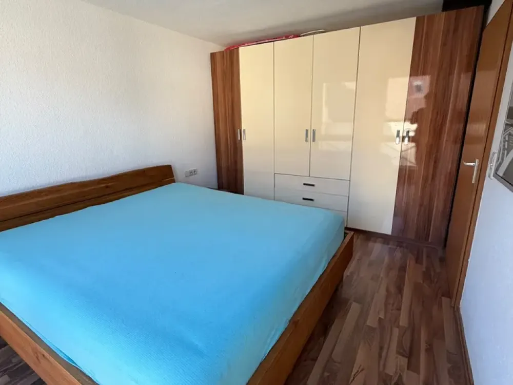 Gepflegte 2,5 Zimmer, möblierte Wohnung neue Küche, neue Fenster