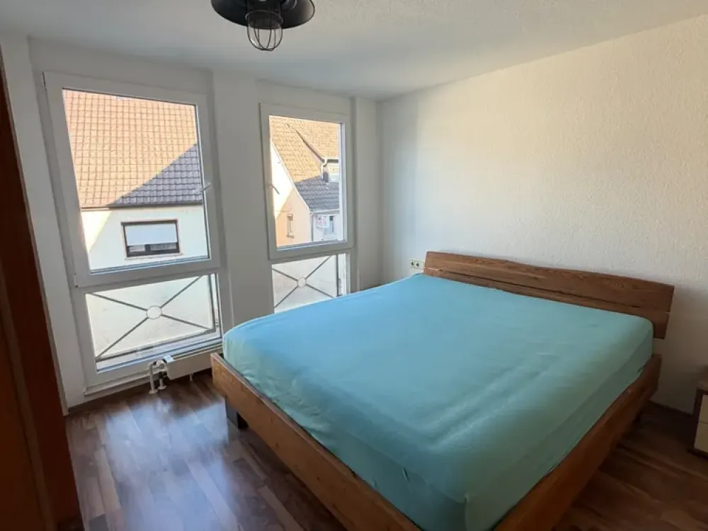 Gepflegte 2,5 Zimmer, möblierte Wohnung neue Küche, neue Fenster
