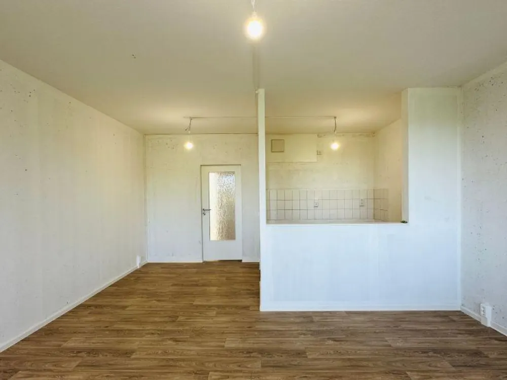 3-Room Apartment with Elevator, Arrive Relaxed!