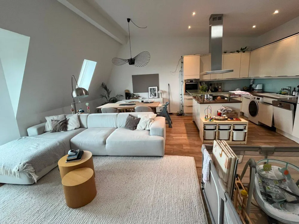 Moderner Dachgeschossausbau aus 2013 - mit Einbauküche, Fahrstuhl und Balkon