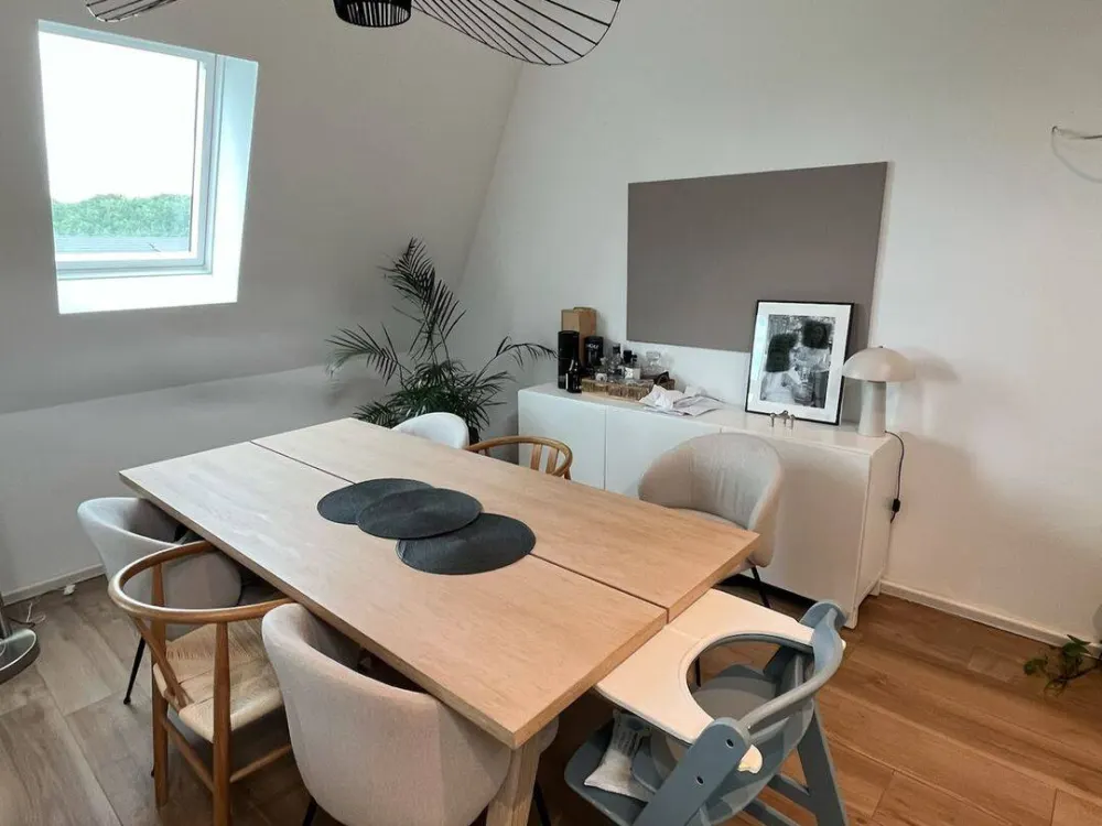 Moderner Dachgeschossausbau aus 2013 - mit Einbauküche, Fahrstuhl und Balkon
