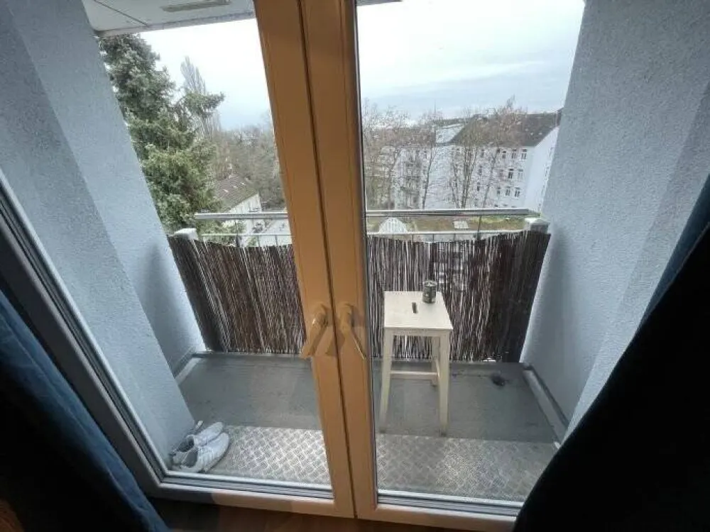 Moderner Dachgeschossausbau aus 2013 - mit Einbauküche, Fahrstuhl und Balkon