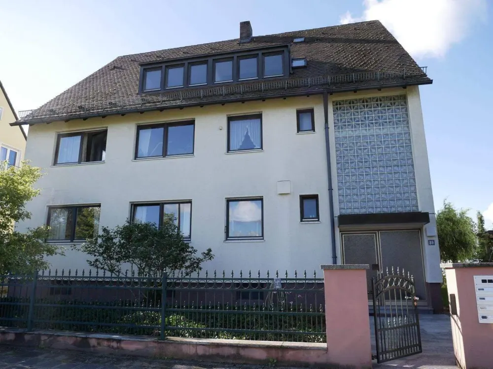 Die Ruhe genießen in top renovierter DG-Wohnung
