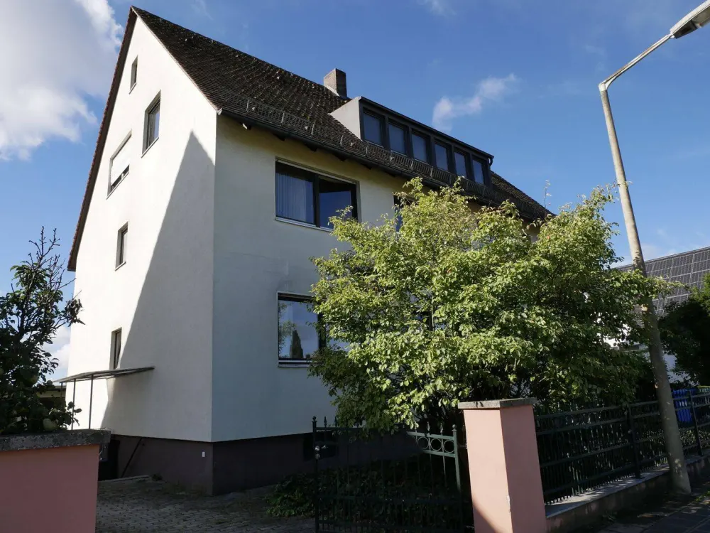 Die Ruhe genießen in top renovierter DG-Wohnung