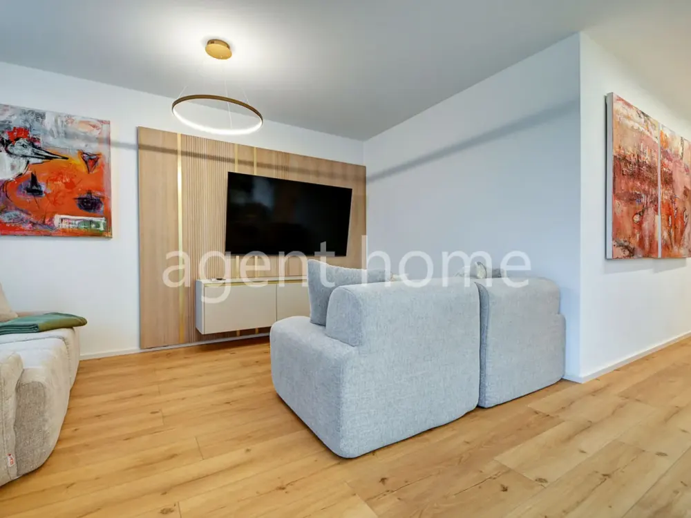 MÖBLIERT - EXKLUSIV UND MODERN - Helle Wohnung mit Balkon und PKW-Stellplatz