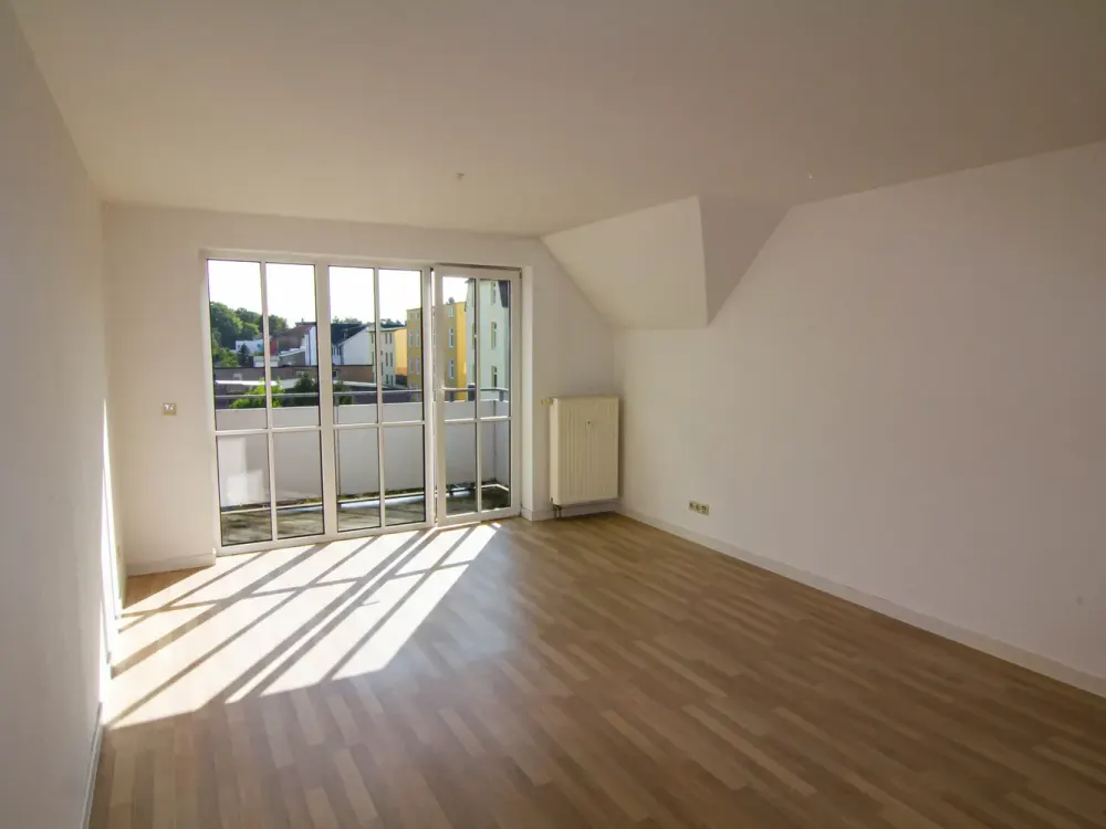 Stilvolle, gepflegte 3-Zimmer-Dachgeschosswohnung mit Balkon und Einbauküche in Rostock