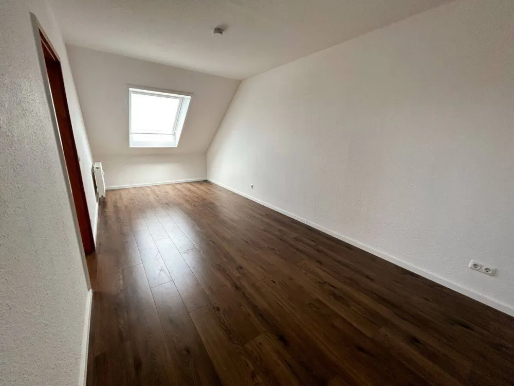 Bright & inviting 4-room maisonette apartment with balcony and fitted kitchen awaits new tenants!