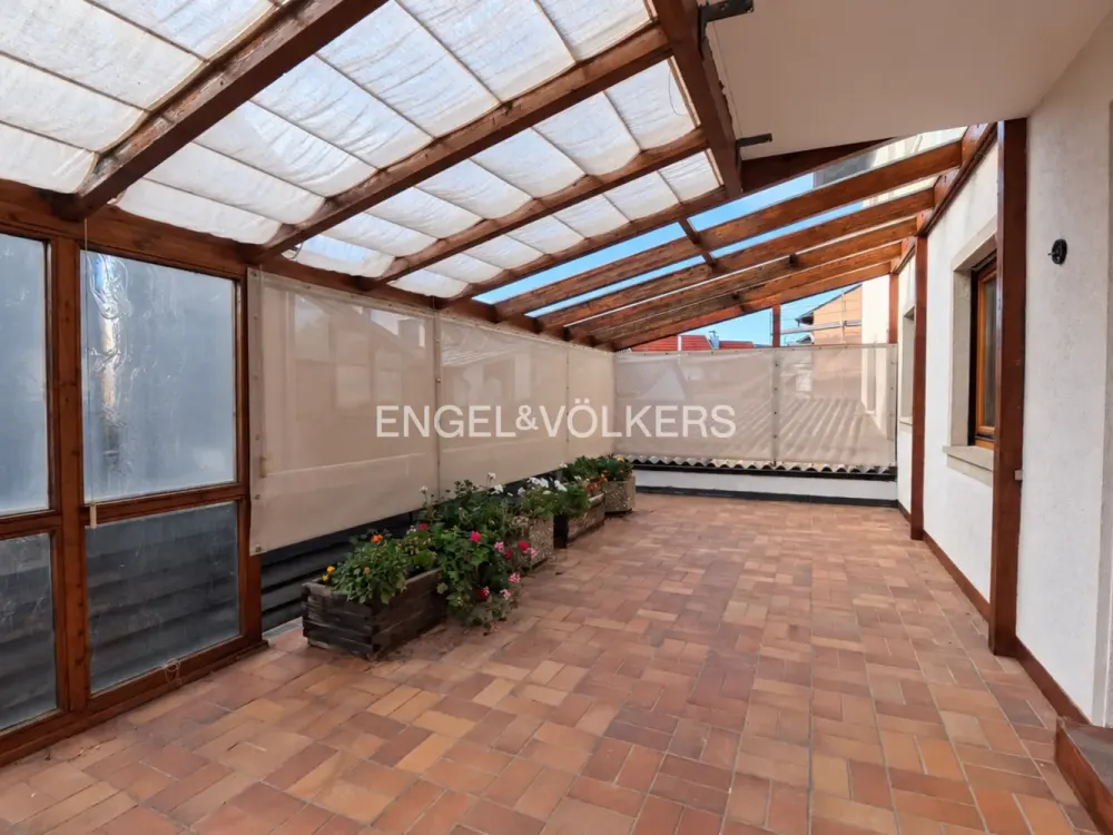 Exklusiv kernsanierte 3-Zimmer-Wohnung mit großzügiger Terrasse