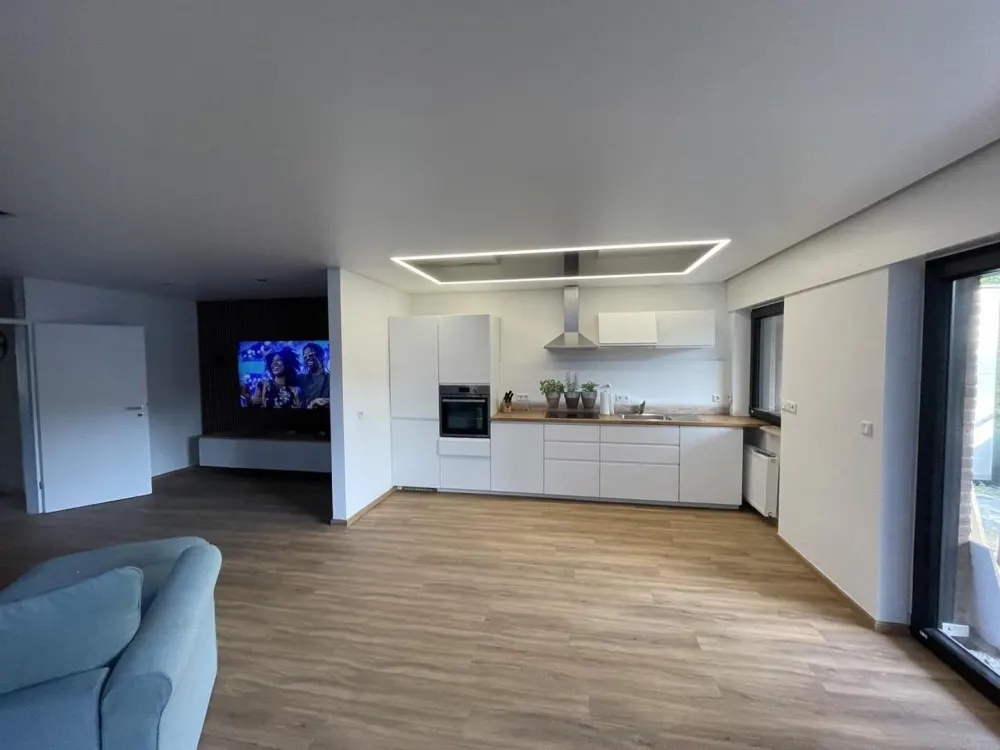 Geschmackvolle, vollst. renovierte 2-Raum-Wohnung mit geh. Innenausstattung mit Balkon und EBK
