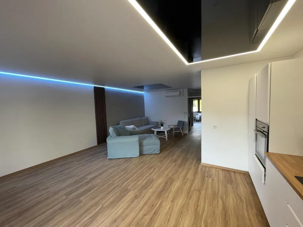 Geschmackvolle, vollst. renovierte 2-Raum-Wohnung mit geh. Innenausstattung mit Balkon und EBK