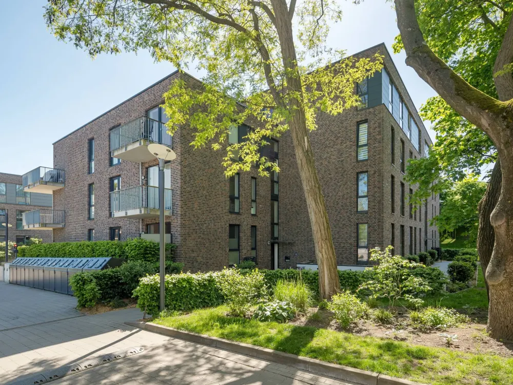 Schöne und moderne 3-Zimmer-Terrassenwohnung (Neubaucharakter) mit Terrasse in zentraler, aber ruhiger und grüner Lage von Hamburg-Eißendorf!