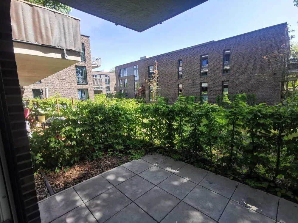 Schöne und moderne 3-Zimmer-Terrassenwohnung (Neubaucharakter) mit Terrasse in zentraler, aber ruhiger und grüner Lage von Hamburg-Eißendorf!