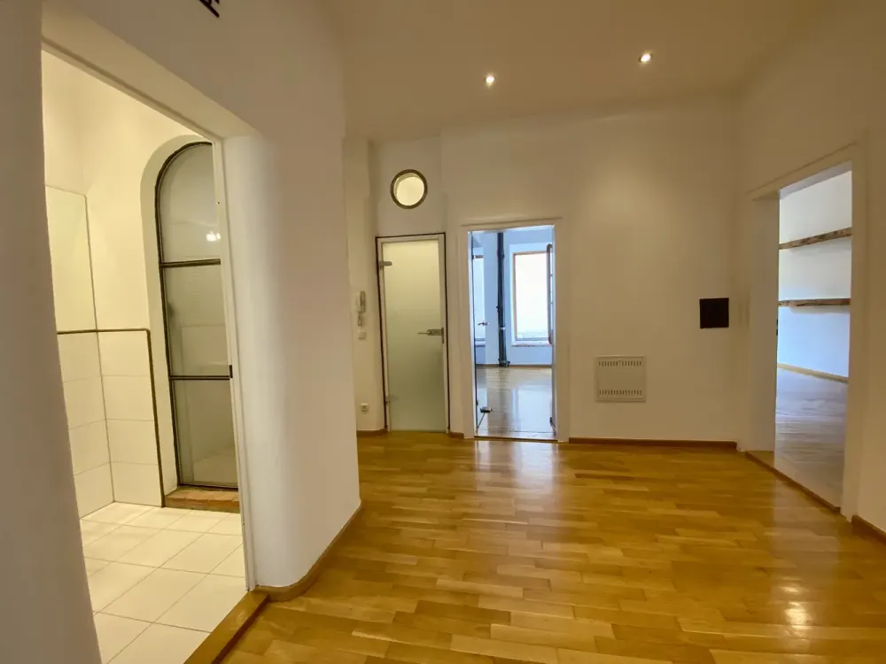 WG - geeignete 4 Zimmer Wohnung in der Schillerstr. ab 01.11.