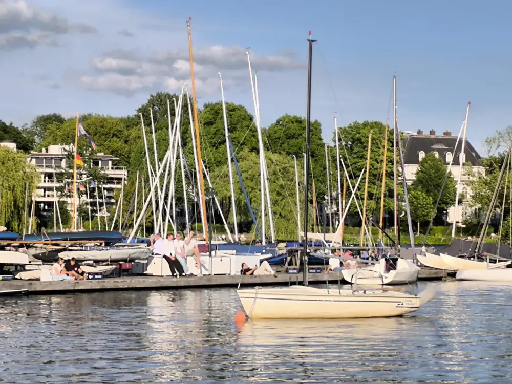 Top location just minutes to Alster corner Bellevue Winterhude with 3 balconies