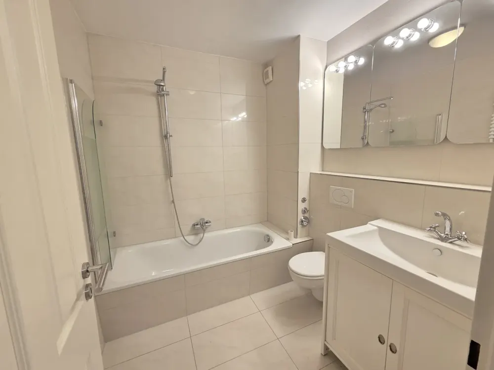 Top location just minutes to Alster corner Bellevue Winterhude with 3 balconies