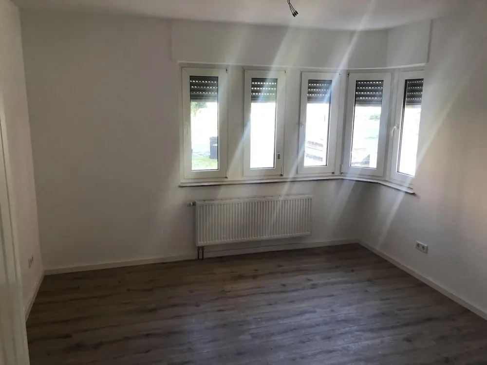 Centrally Located Renovated 2-Room Ground Floor Apartment Lev Schlebusch with Terrace