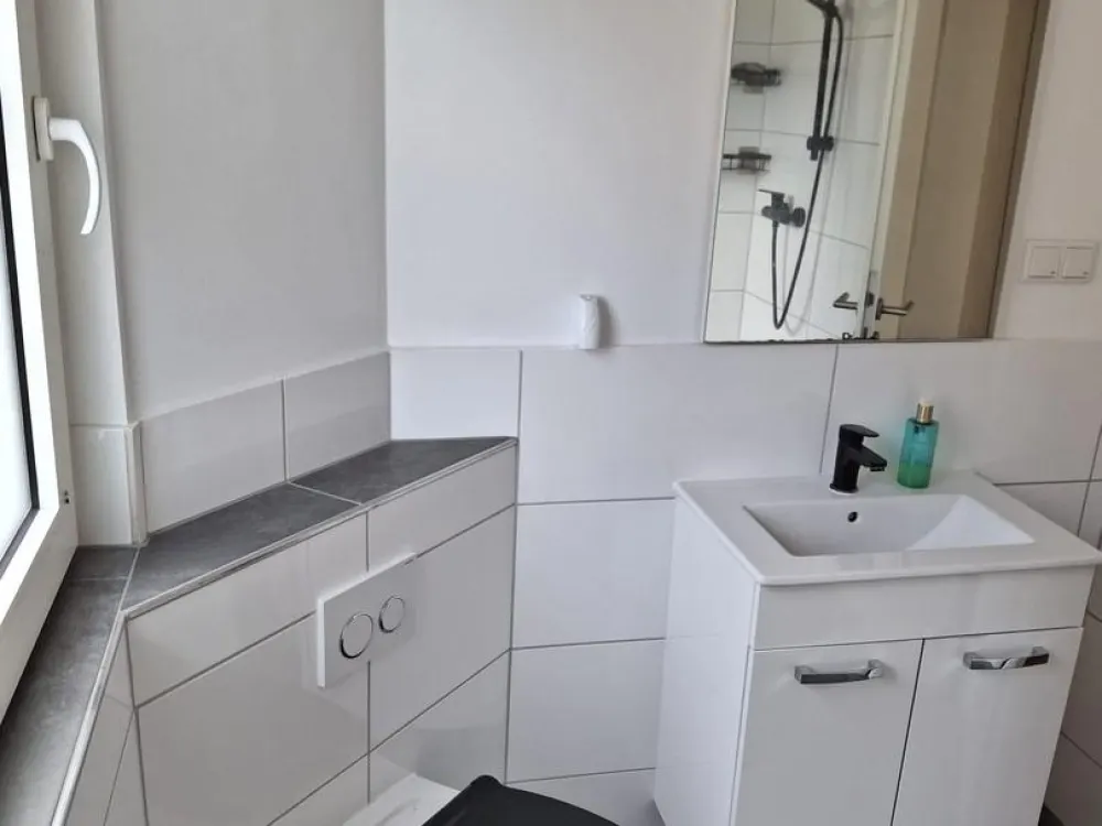 Centrally Located Renovated 2-Room Ground Floor Apartment Lev Schlebusch with Terrace