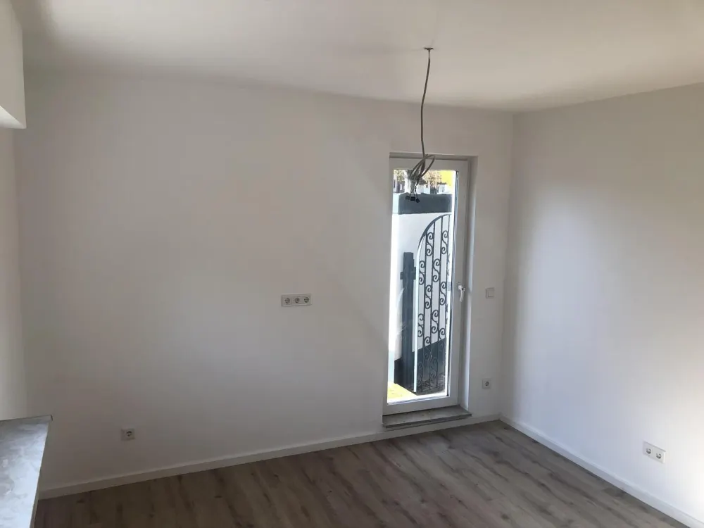 Centrally Located Renovated 2-Room Ground Floor Apartment Lev Schlebusch with Terrace